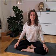 Bitte den Hund heranschauend bzw heraufschauend selbständig machen.